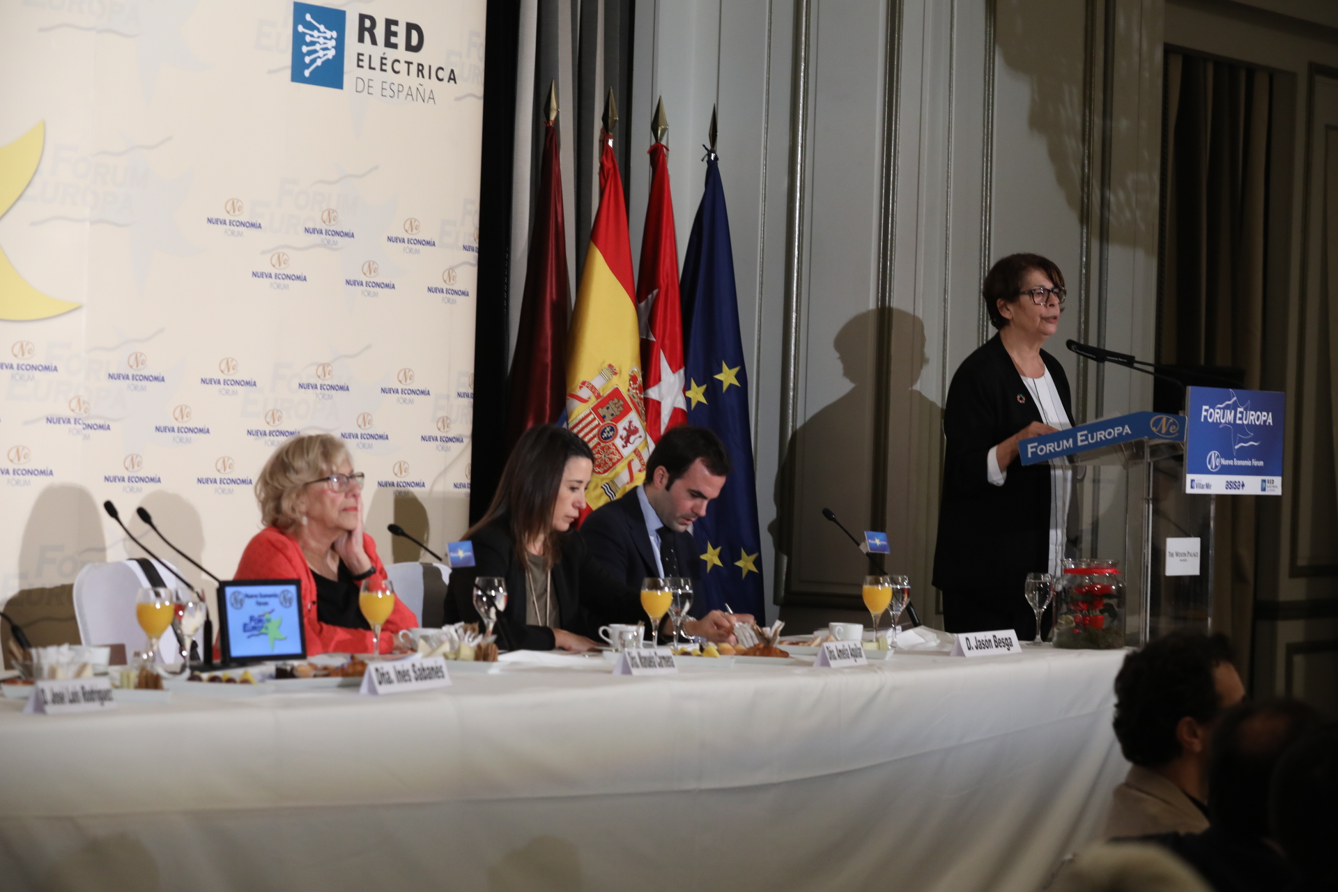 Manuela Carmena presenta a Inés Sabanés en el desayuno informativo de la tribuna Fórum Europa